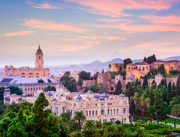 Foto panorámica de la ciudad de Málaga al atardecer